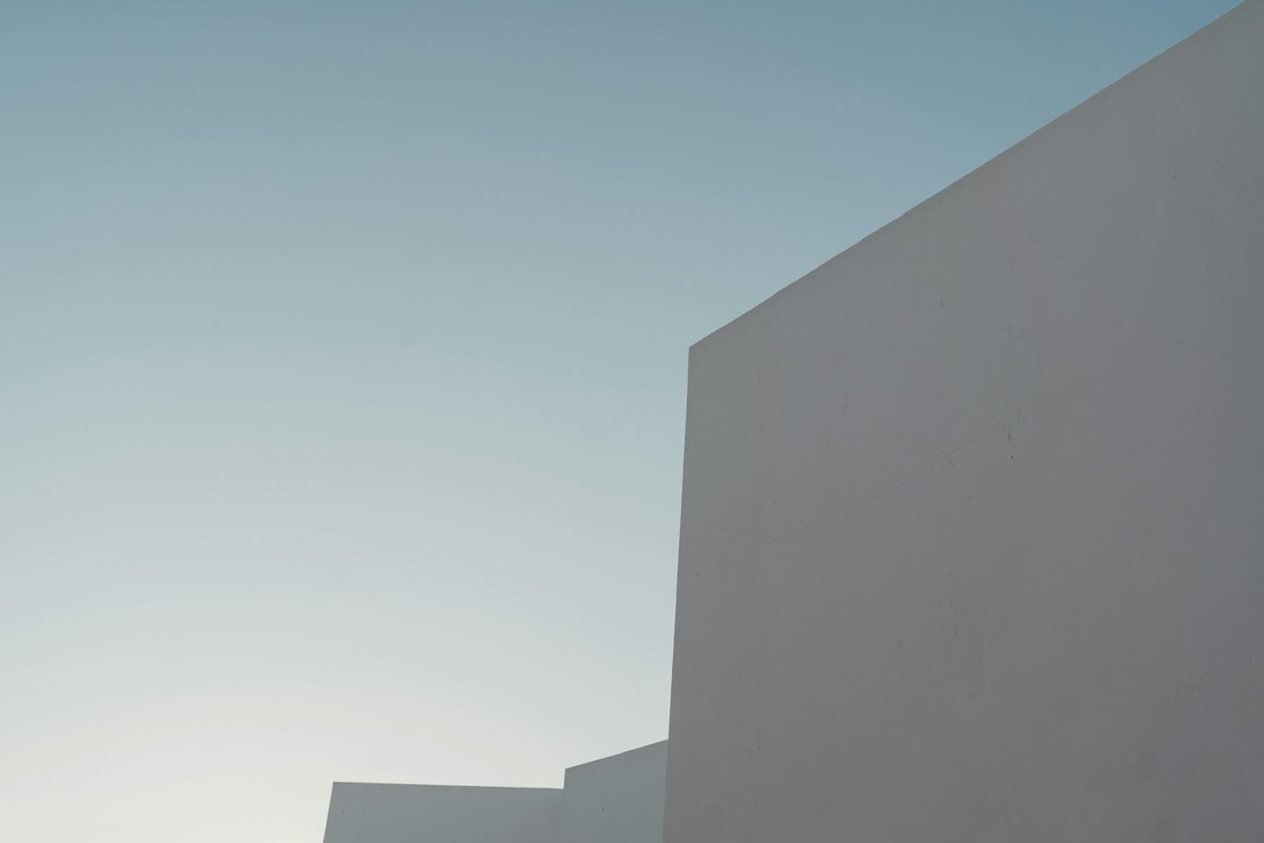 Mur blanc, ligne d'horizon, ciel