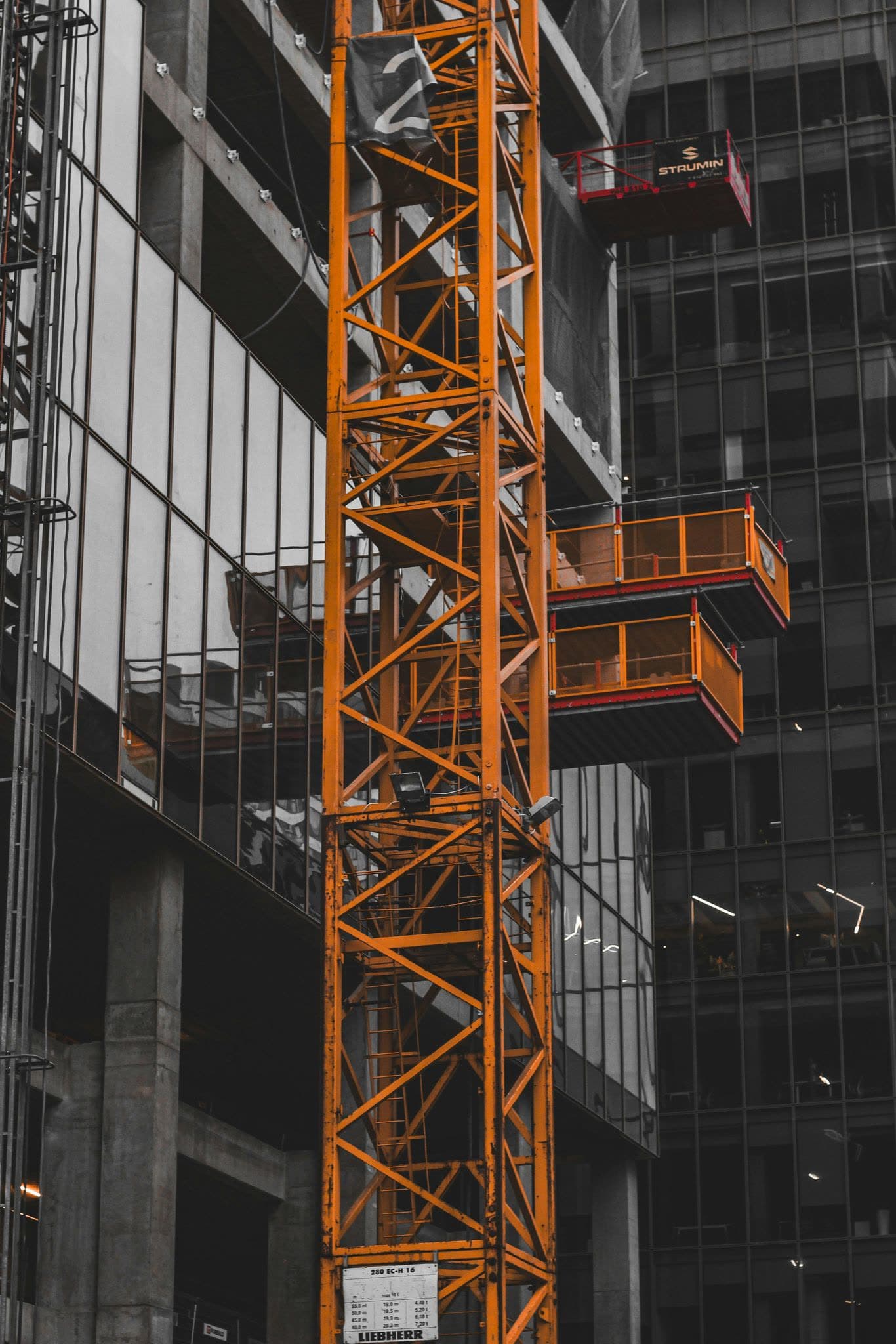Grue de chantier, structure orange