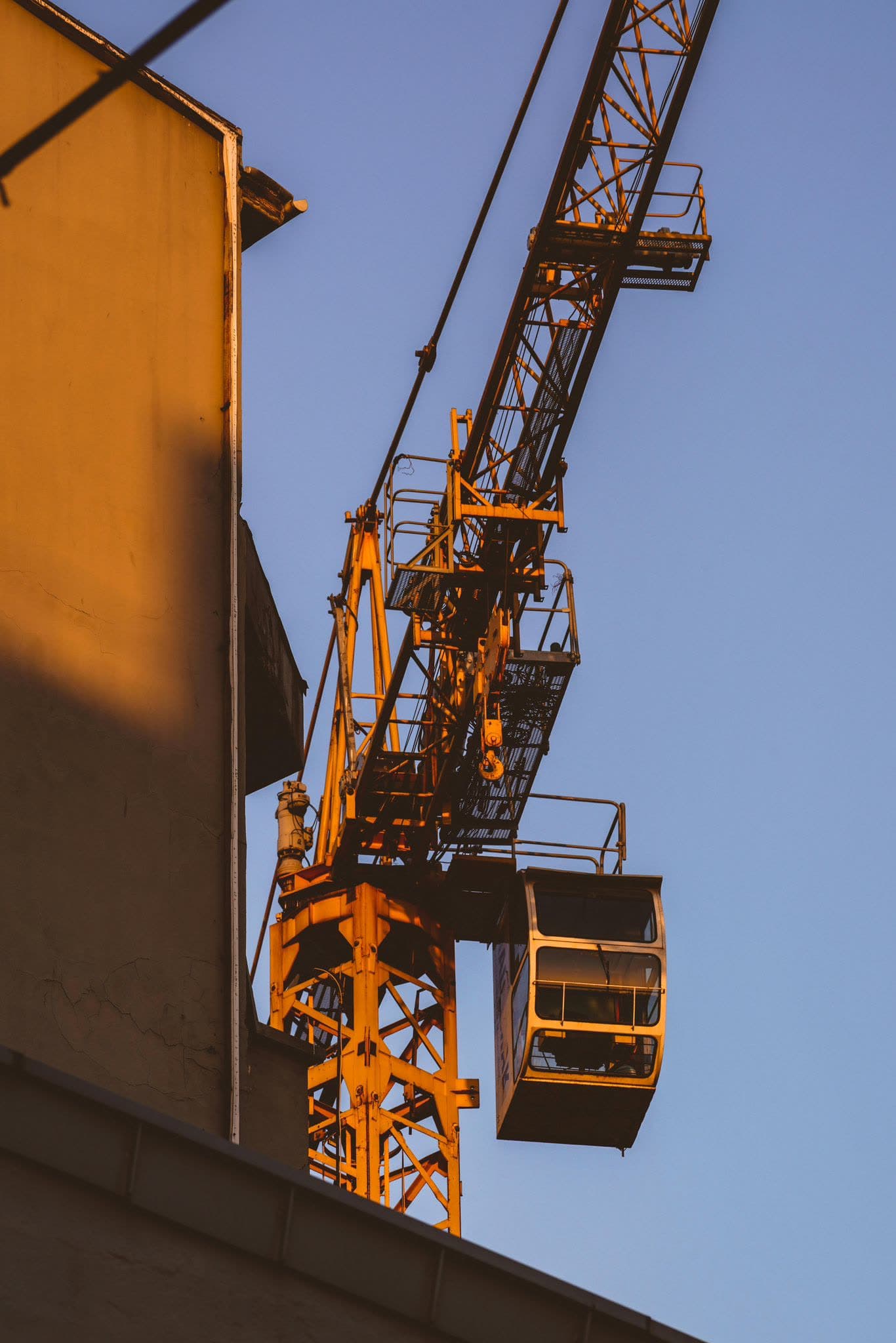 Grue de chantier au coucher du soleil
